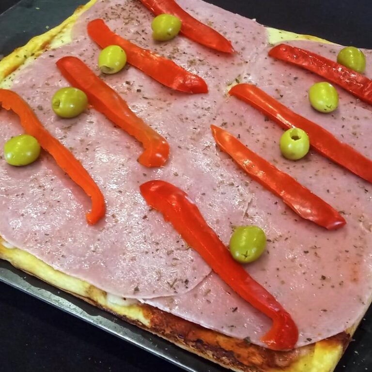 Pizza con Jamón y Morrones